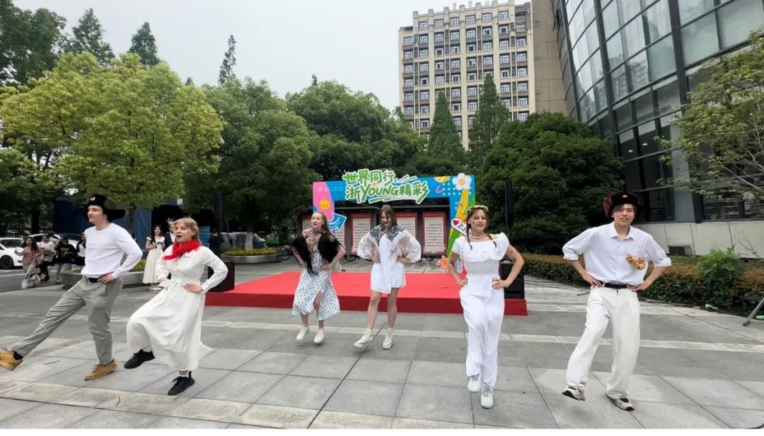 对照阅读她指出