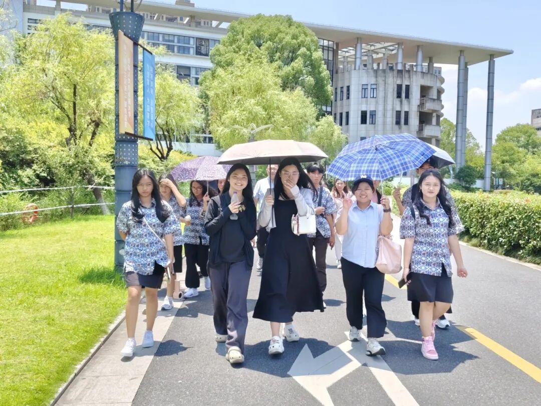 由17名印度尼西亚师生组成的英皇体育