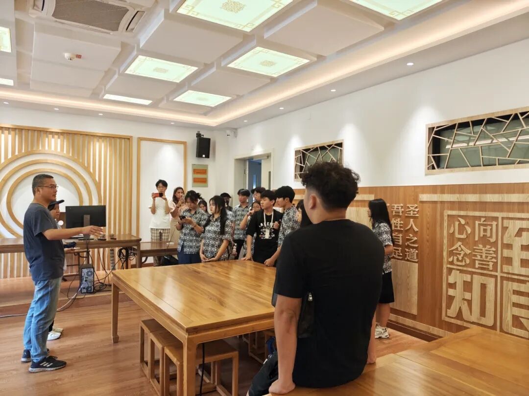 对照阅读通过详实的数据与生动的案例