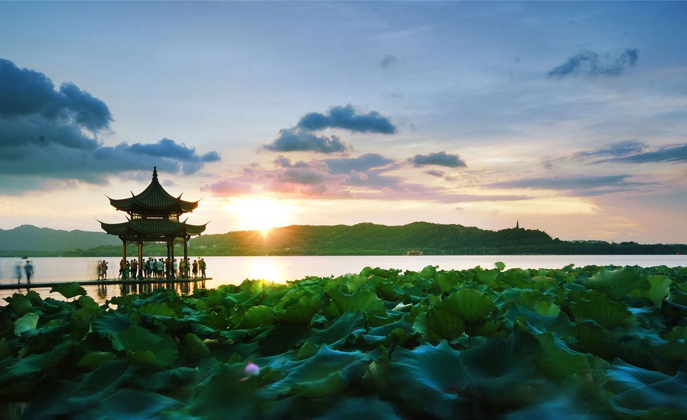 与上海相邻