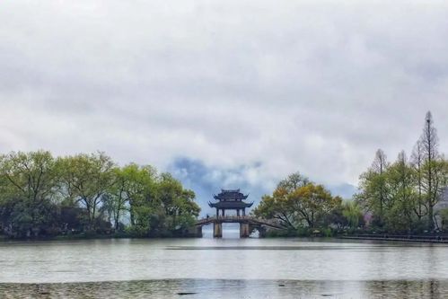 人们到西湖玩
