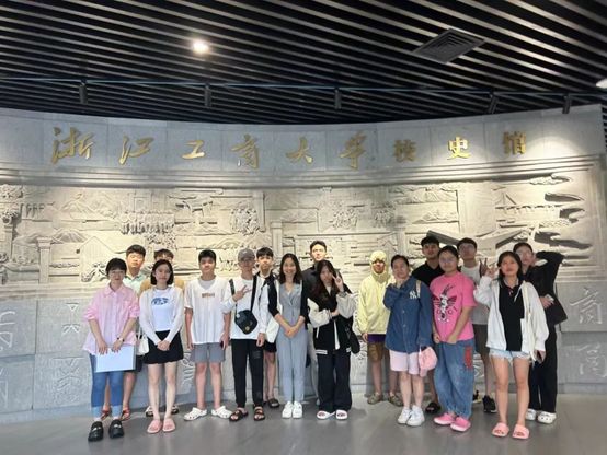 此次代表团由河内5所中学的17名中英