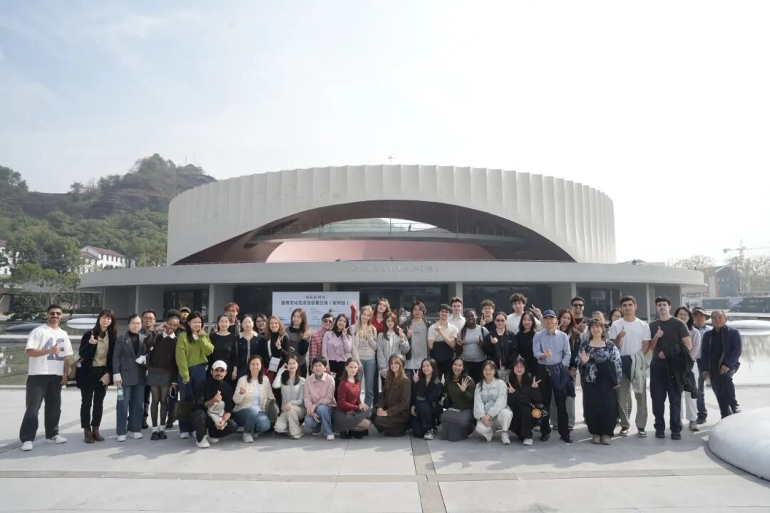 通知栏About the School