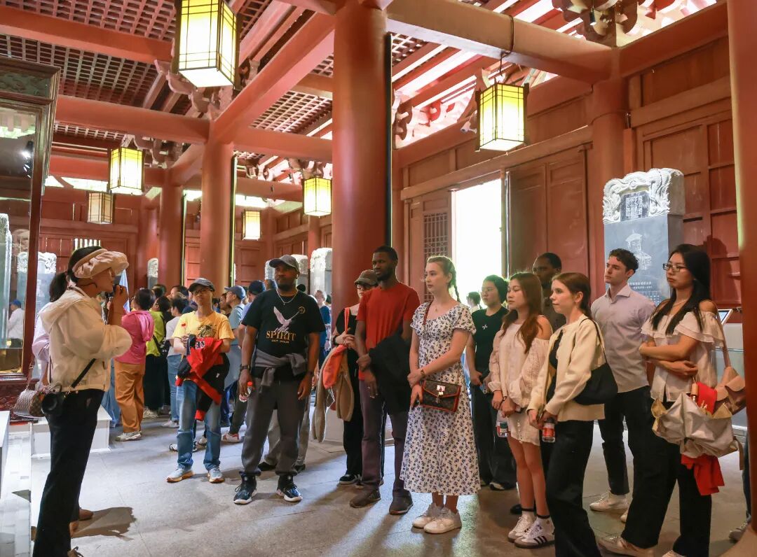 通过实地参访