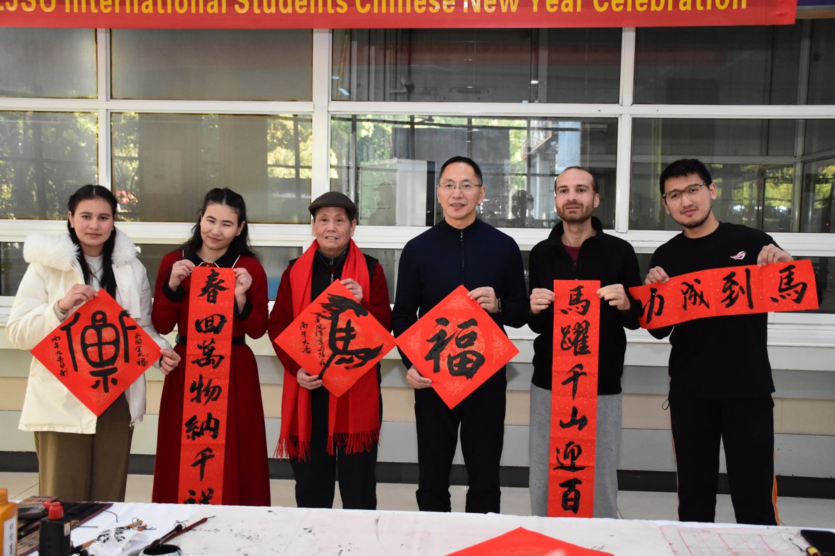 通知栏About the Schoo