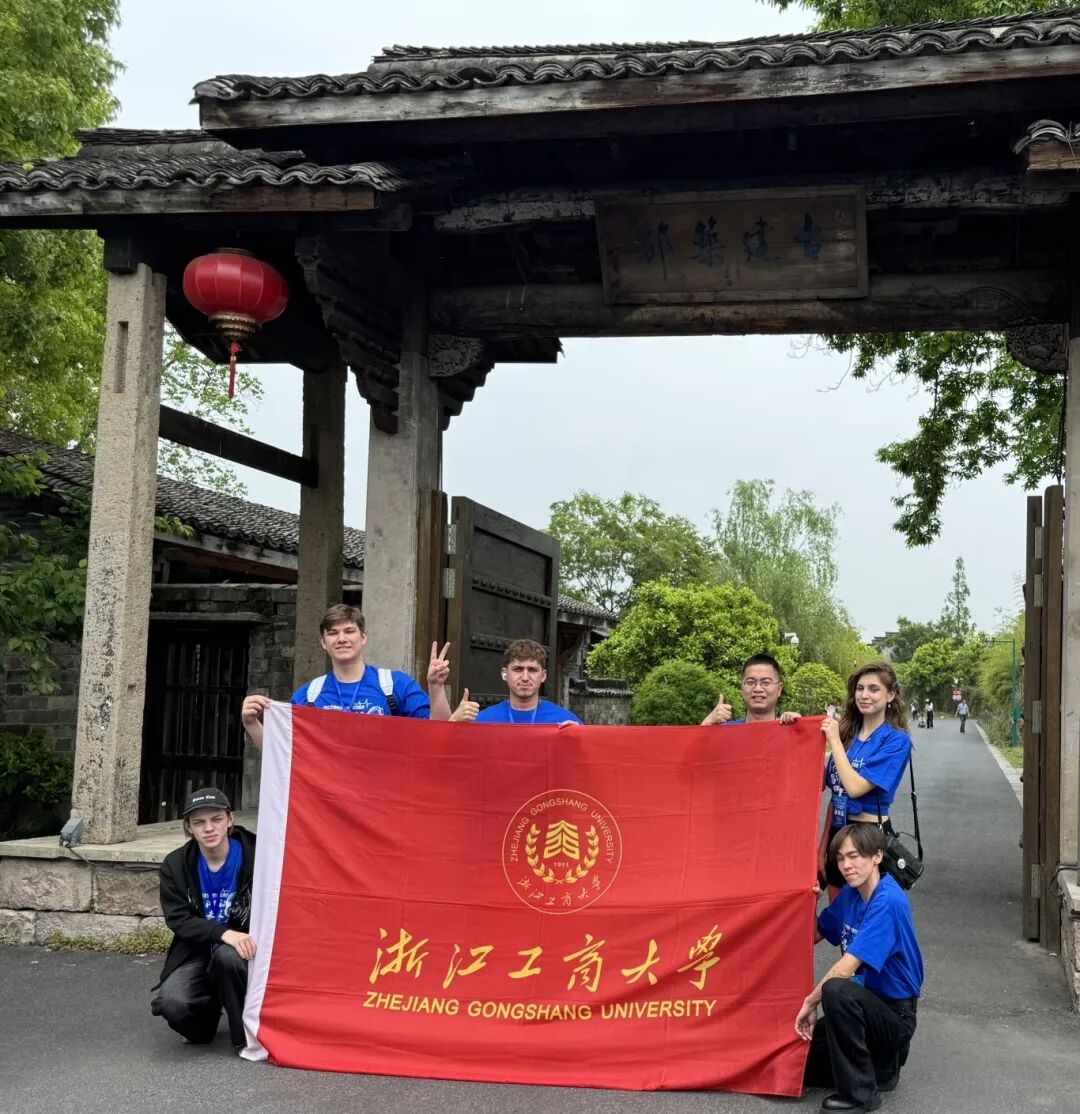 内悬红球的大号滚灯