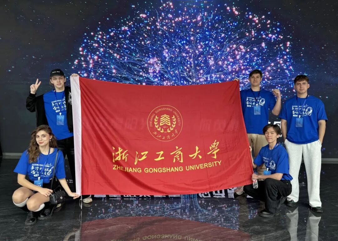 蒙着红绸的小号竹编滚灯与金线缠绕