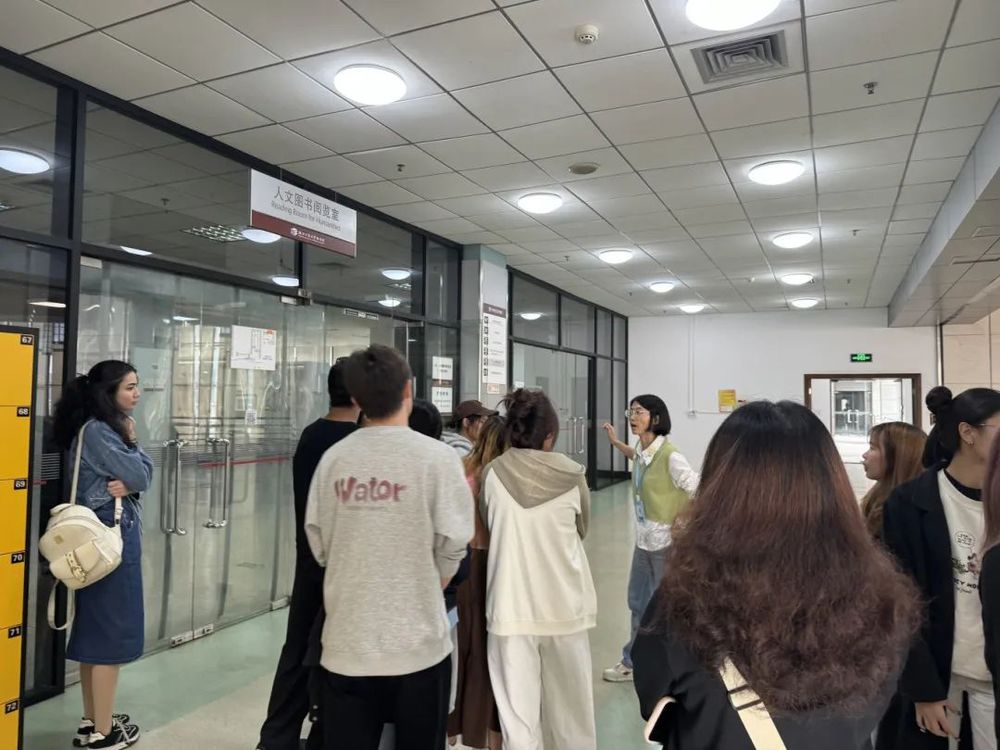 展开了一场充实而丰富的图书馆参观之旅