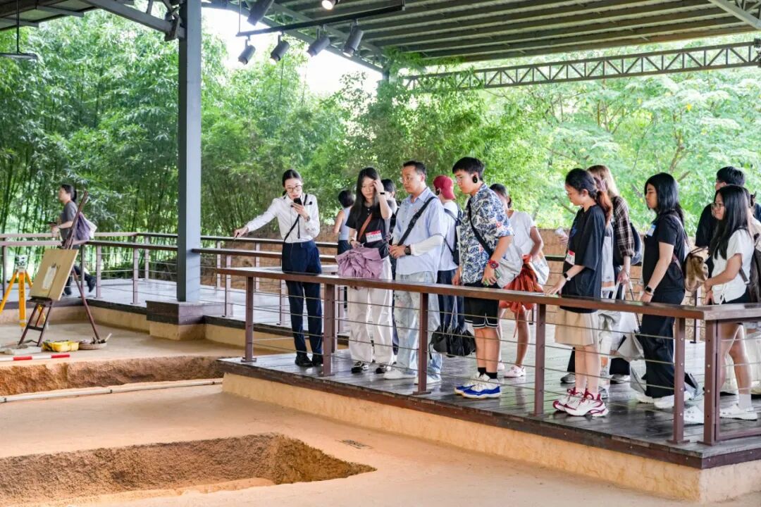 与多国青年一同踏上考古研学之路