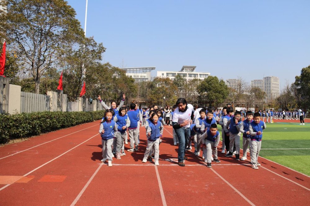 身着世界各国传统服装的文海小学的同学