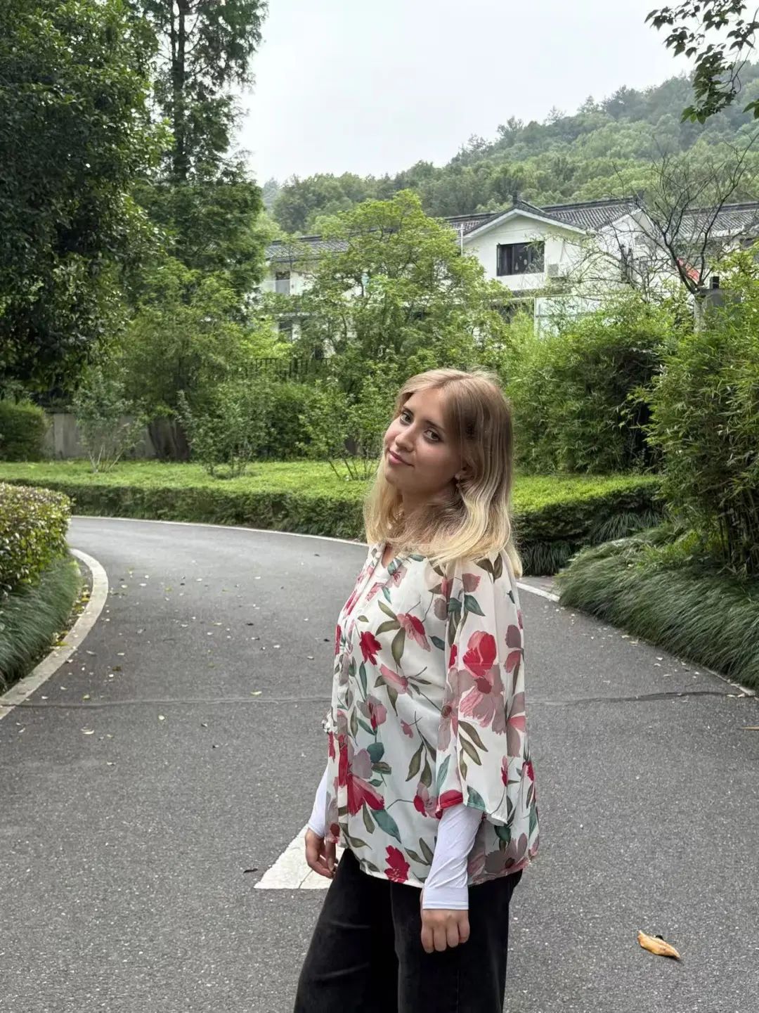 如同磁石一般