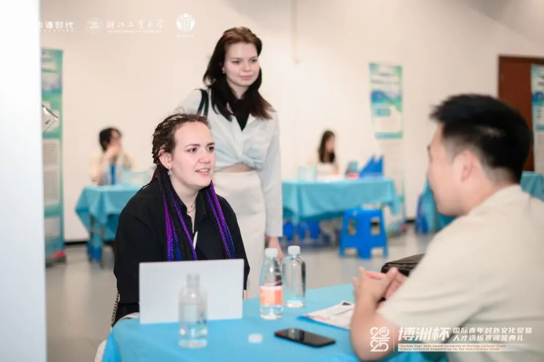 中国外文局综合业务部一级巡视员黄卫出