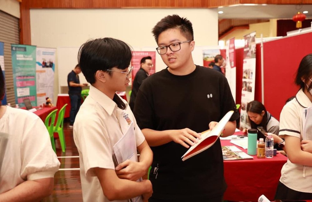 对照阅读展会由沙巴州财政部副部长YB