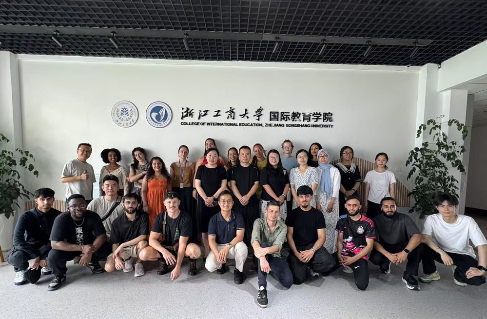 对照阅读来自英国萨塞克斯大学与布拉德