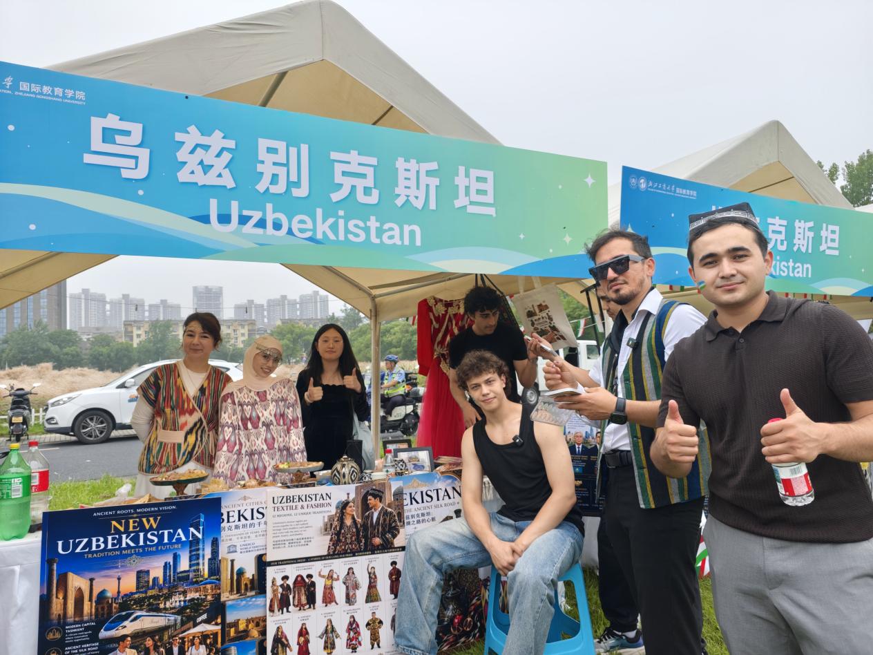 通知栏About the School