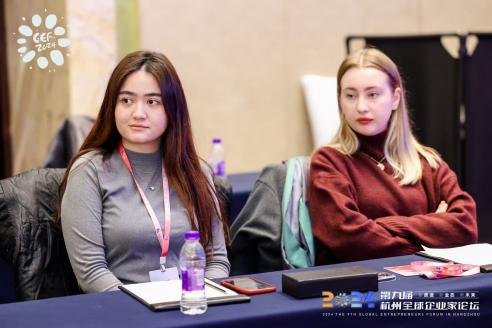 对照阅读参与论坛国际交流座谈会