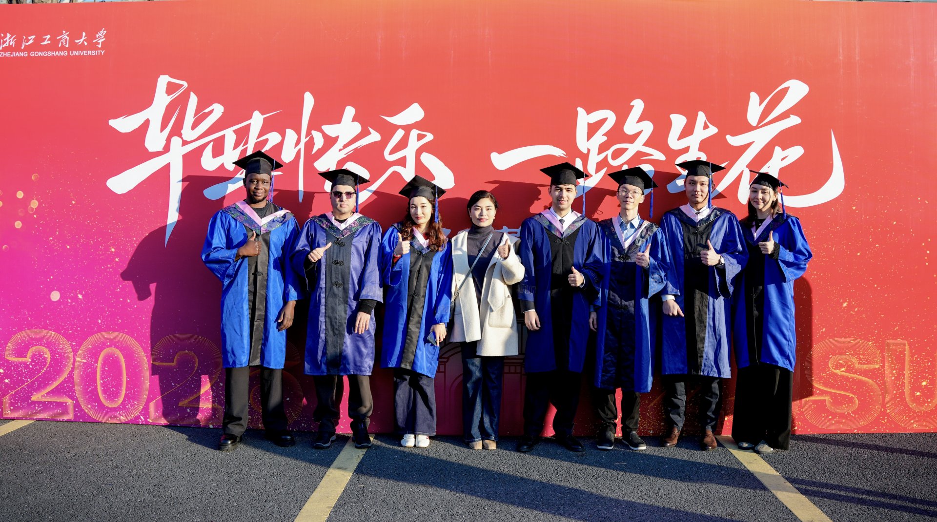 通知栏About the School