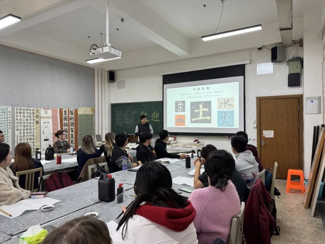 校园新闻About the School