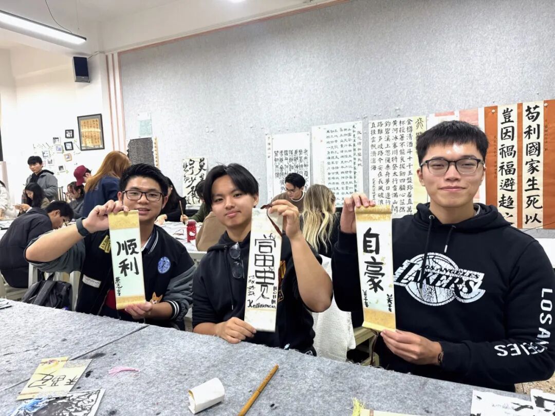 通知栏About the School