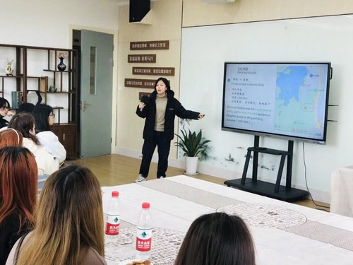 师生欢声笑语不断