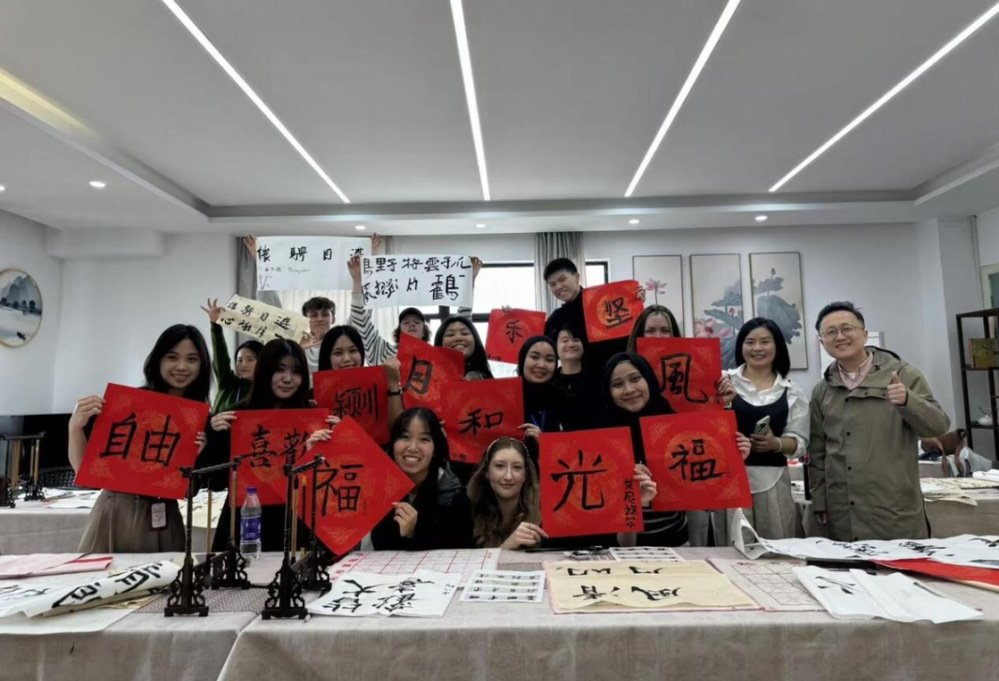 对照阅读此次交流团尽管时间紧凑但内容