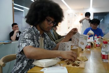他们在枇杷林中亲手采摘着枇杷