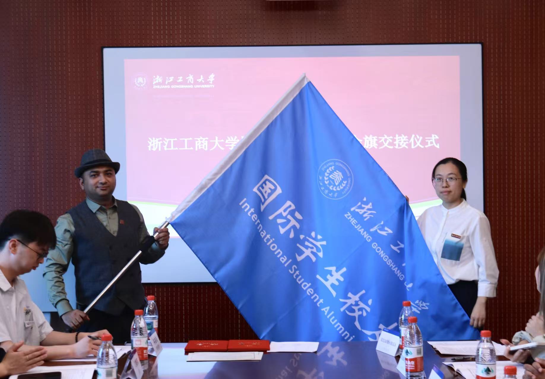 通知栏About the School